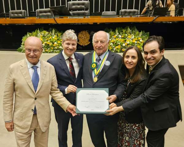 Marcel van Hattem entrega Medalha do Mérito Legislativo a Jorge Gerdau em homenagem ao Instituto Liberal