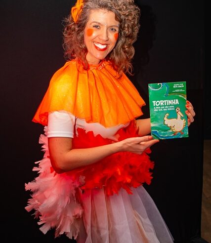 Beta Simon realiza contação e lançamento do livro “Tortinha – a pata que não anda, não voa, mas rebola” no BPE + Cultura sábado