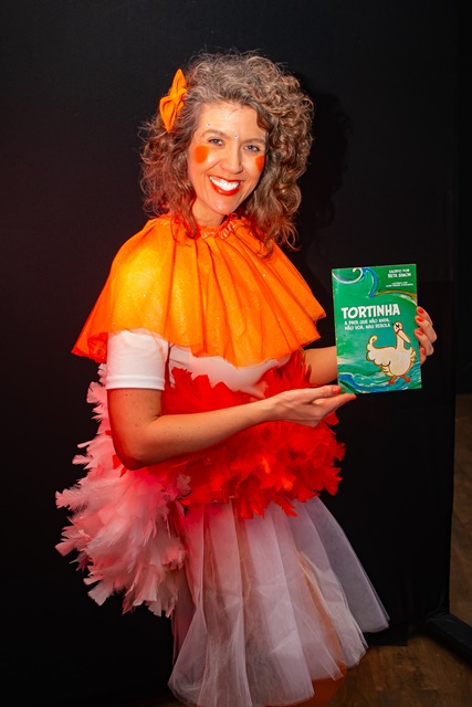 Beta Simon realiza contação e lançamento do livro “Tortinha – a pata que não anda, não voa, mas rebola” no BPE + Cultura sábado