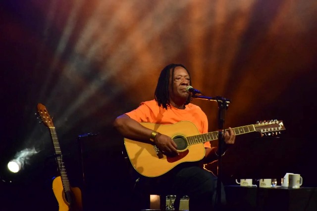 Gelson Oliveira canta Gilberto Gil em concerto com Paulinho Fagundes e Grupo de Câmara da Orquestra Jovem Recanto Maestro