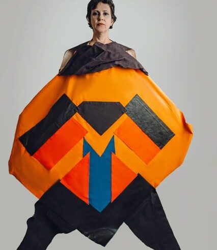 Mostra apresenta esculturas têxteis para proteger os corpos contemporâneos