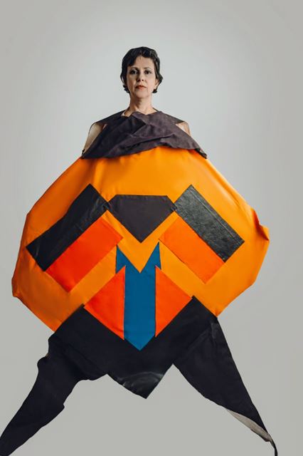 Mostra apresenta esculturas têxteis para proteger os corpos contemporâneos