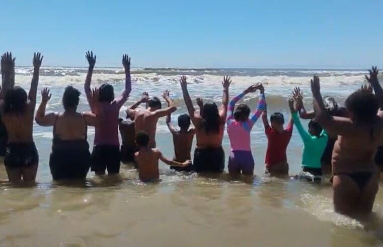 Crianças da Fundação O Pão dos Pobres vivem a experiência do mar no Litoral Norte gaúcho 