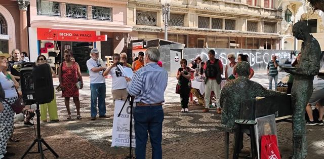 Dia do Leitor convida para leitura de trechos de livros na Praça da Alfândega