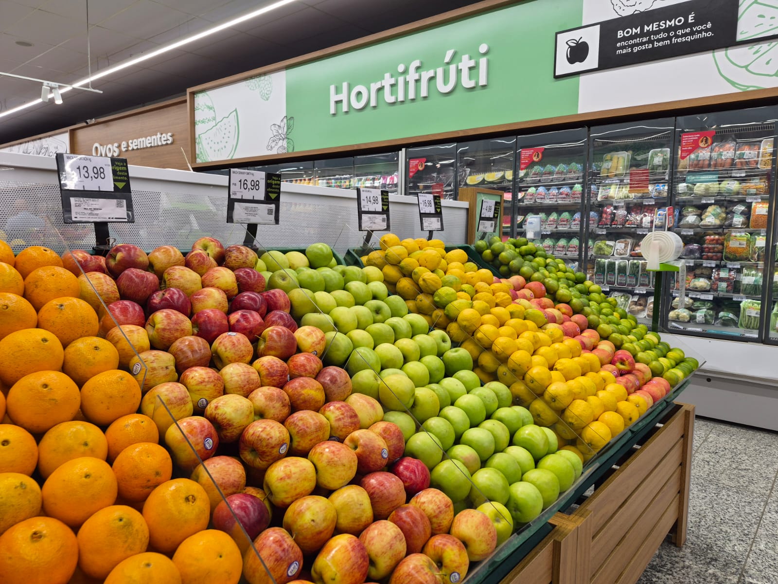 Frutas e legumes que refrescam, hidratam e nutrem ganham destaque nas lojas da rede Rissul 