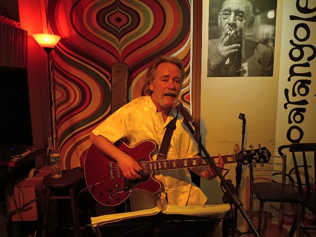 René Floyd apresenta o show “Toca Raul!” no Parangolé