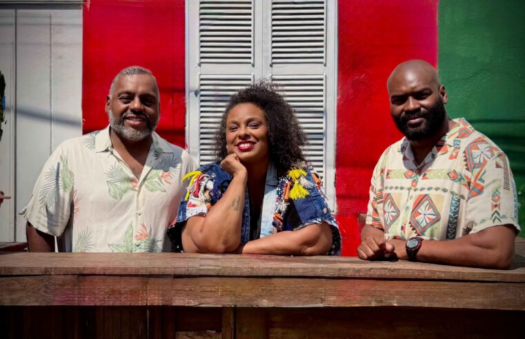 Samba pra Namorar e Edu Moreira celebram os antigos bailes de clube em uma noite de música, brilho e nostalgia 