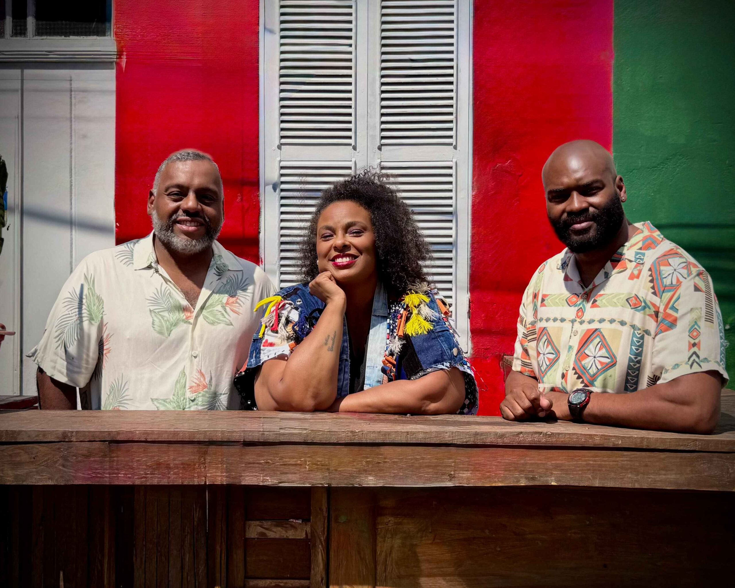 Samba pra Namorar e Edu Moreira celebram os antigos bailes de clube em uma noite de música, brilho e nostalgia 