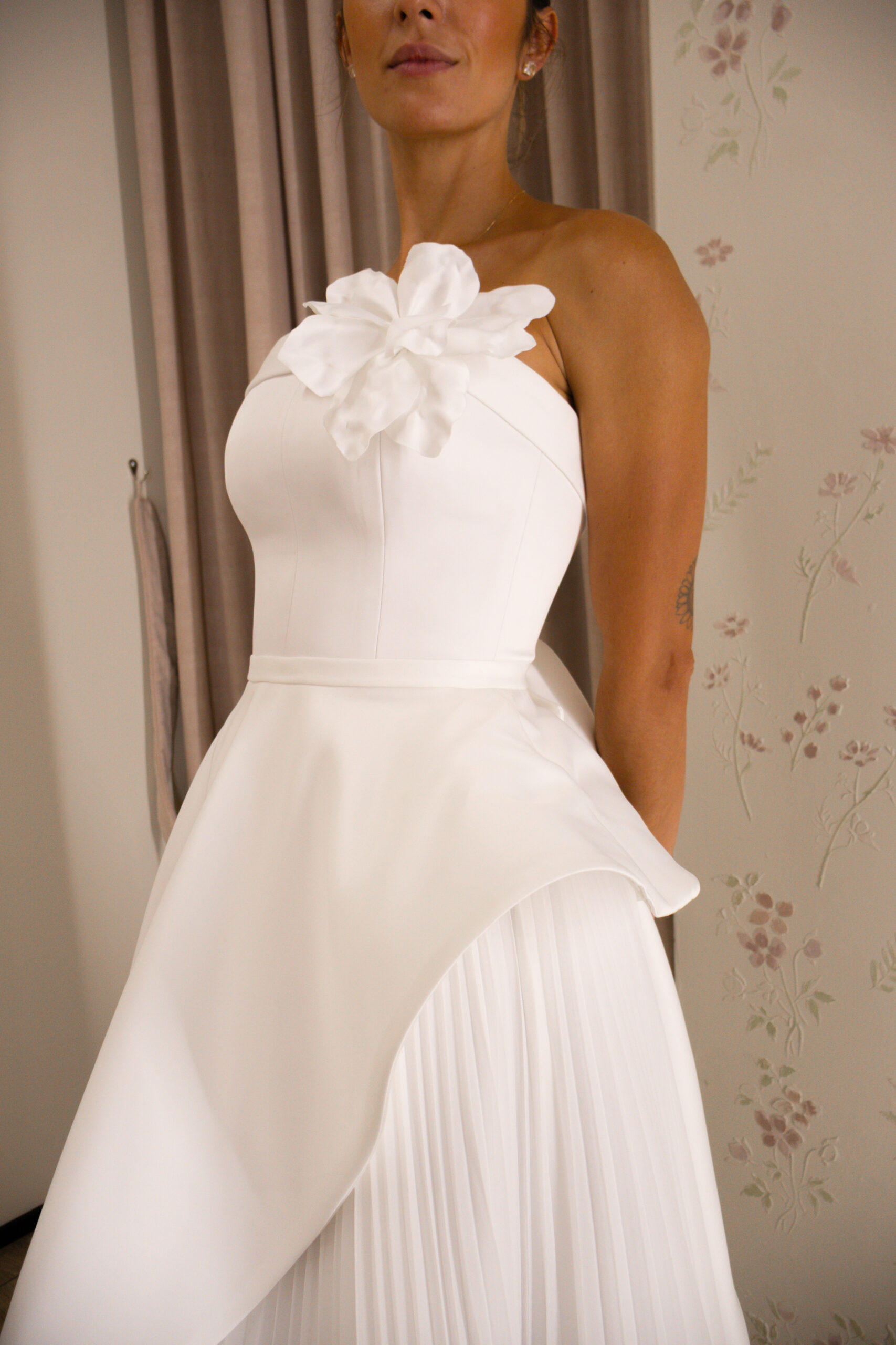 Vestido plissado com flor e véu bordado abre a temporada de noivas do Camila Paludo Atelier