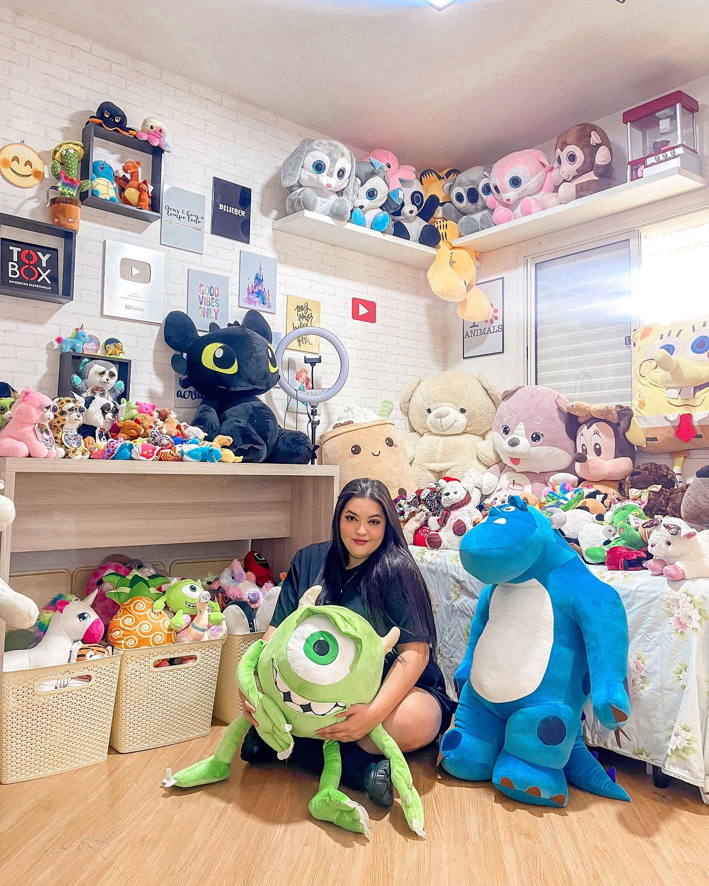 Expert das Máquinas de Pelúcia: Kaká Moreira Transforma Paixão em Fenômeno de Audiência e Conquista as Telas da TV Brasileira