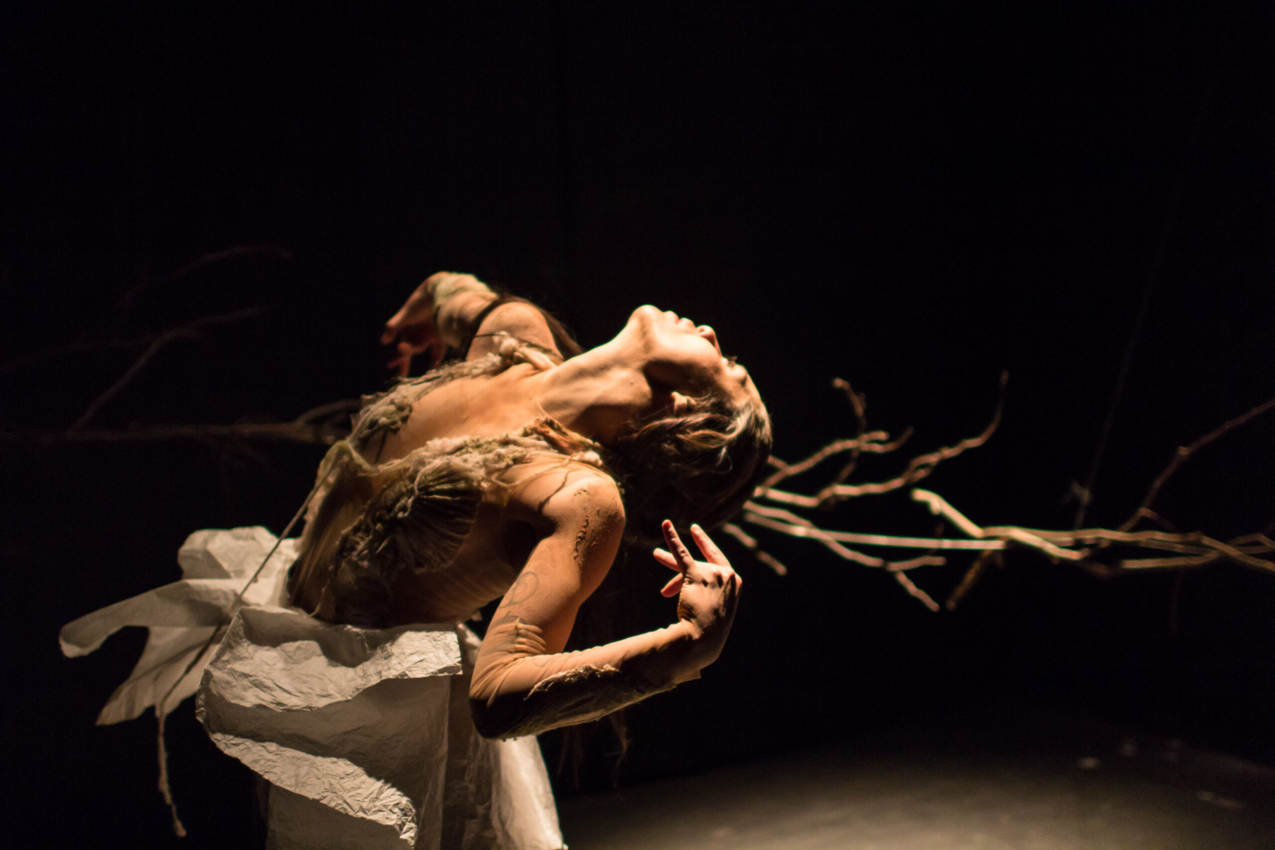 HIATO, solo de Paula Finn, volta em cartaz em temporada comemorativa de dez anos, na Sala Álvaro Moreyra