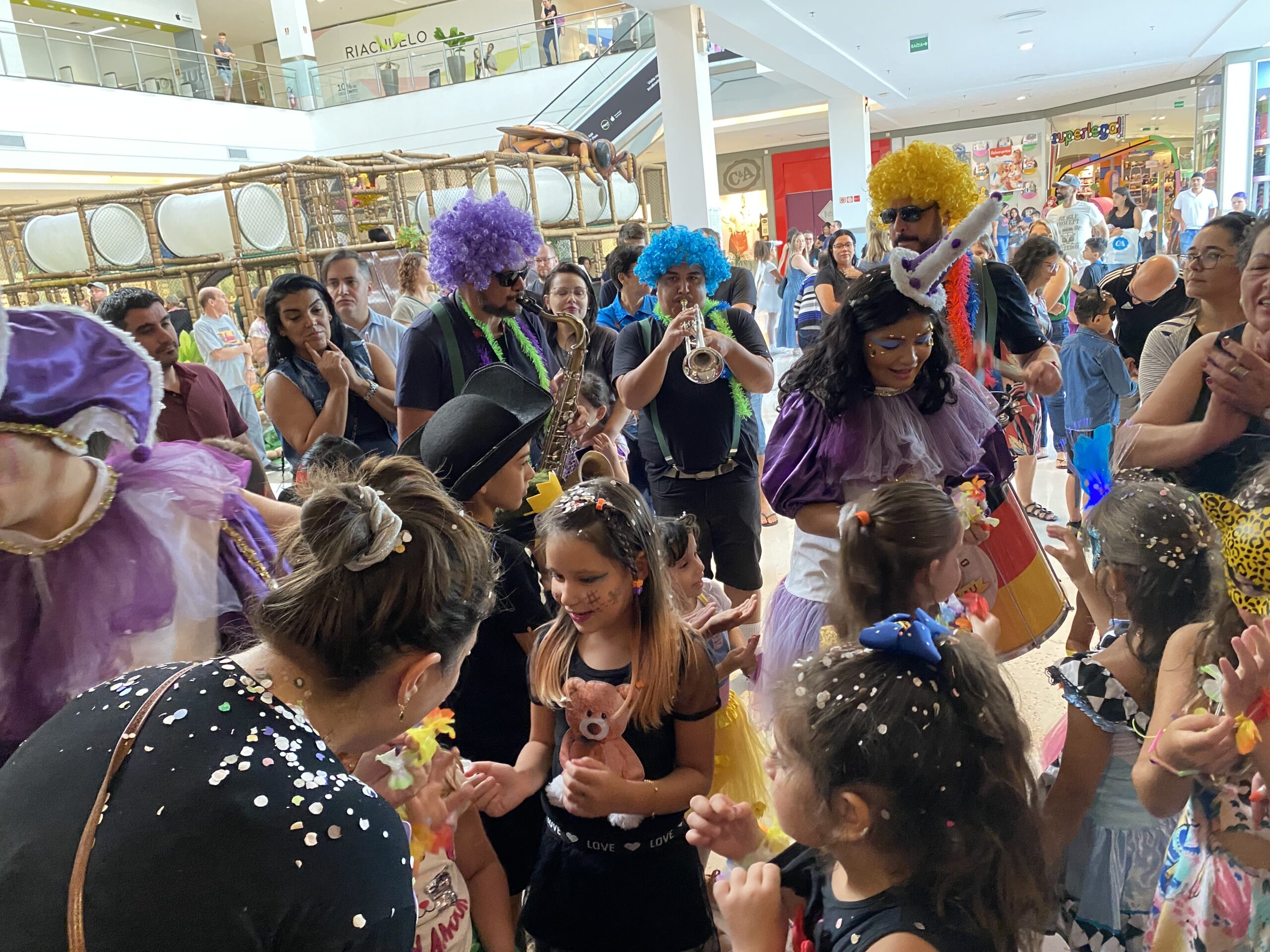 Canoas Shopping promove bailinho de Carnaval gratuito para toda a família
