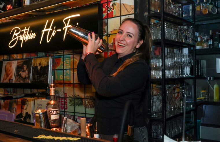 Encouraçado Butikin celebra o Dia das Mulheres com curso de coquetelaria e show especial em Porto Alegre