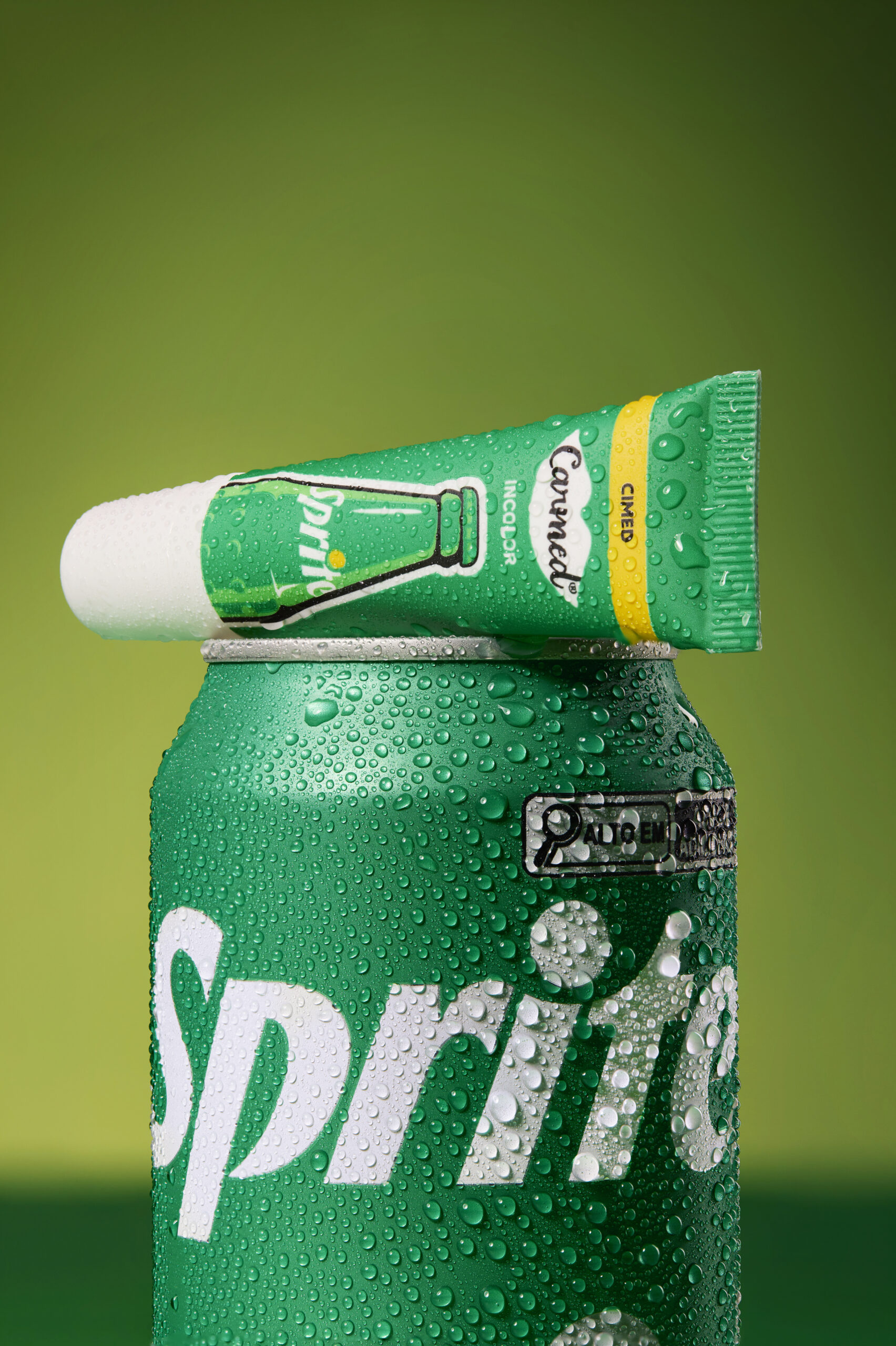 Carmed amplia parceria com a The Coca-Cola Company e lança Carmed + Sprite, edição limitada inspirada no verão