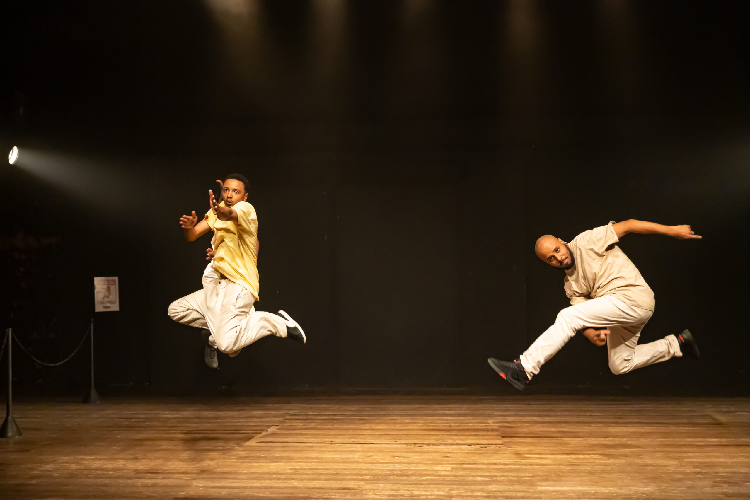 Premiado espetáculo de dança urbana, TRIVIAL leva a Bento Gonçalves bailarinos da periferia que cruzam o cotidiano e o preconceito com a expressão artística