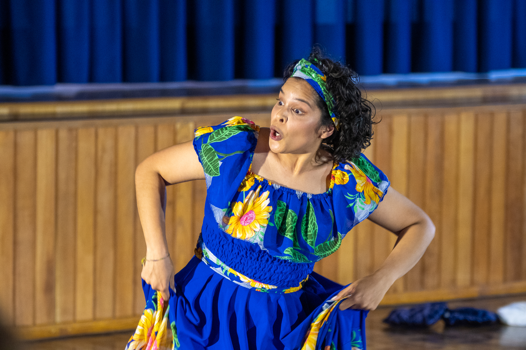 Dona Tagarela, espetáculo de Helena Martins dirigido por Clarissa Gomes, tem única apresentação na Zona Cultural