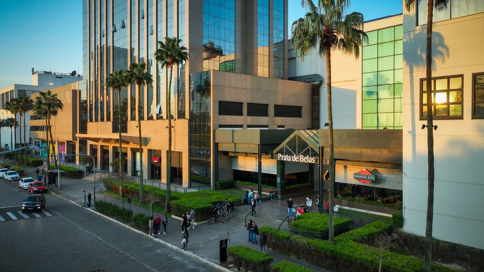 Praia de Belas Shopping doa camiseta oficial da Seleção Brasileira à ViaVida em ação solidária