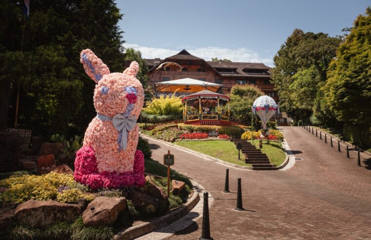 Hotel Casa da Montanha cria coelho gigante com 8,6 mil hortênsias para celebrar a Páscoa em Gramado