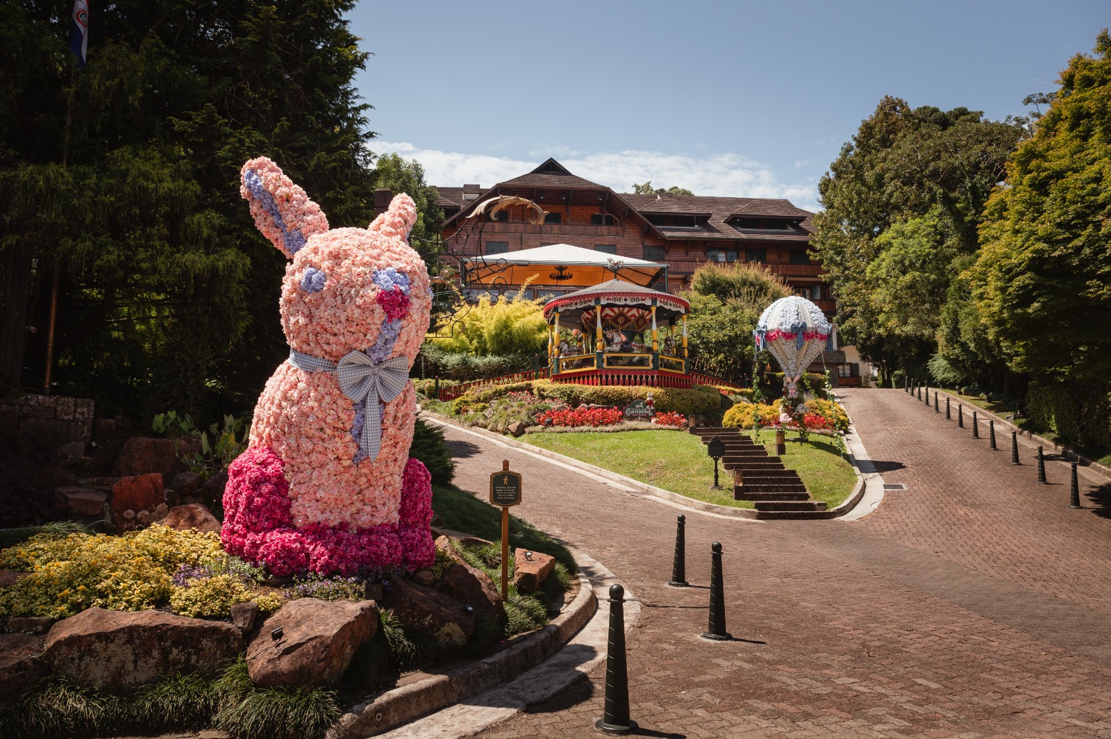 Hotel Casa da Montanha cria coelho gigante com 8,6 mil hortênsias para celebrar a Páscoa em Gramado