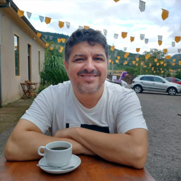 Altair Martins autografa antologia dramatúrgica na Livraria Clareira