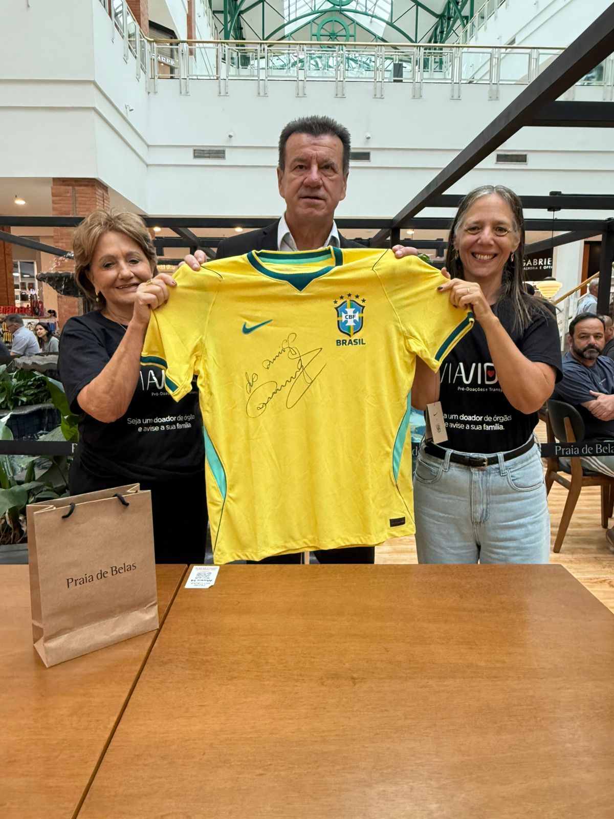 Camisa autografada por Dunga vira rifa solidária para apoiar projeto da VIAVIDA