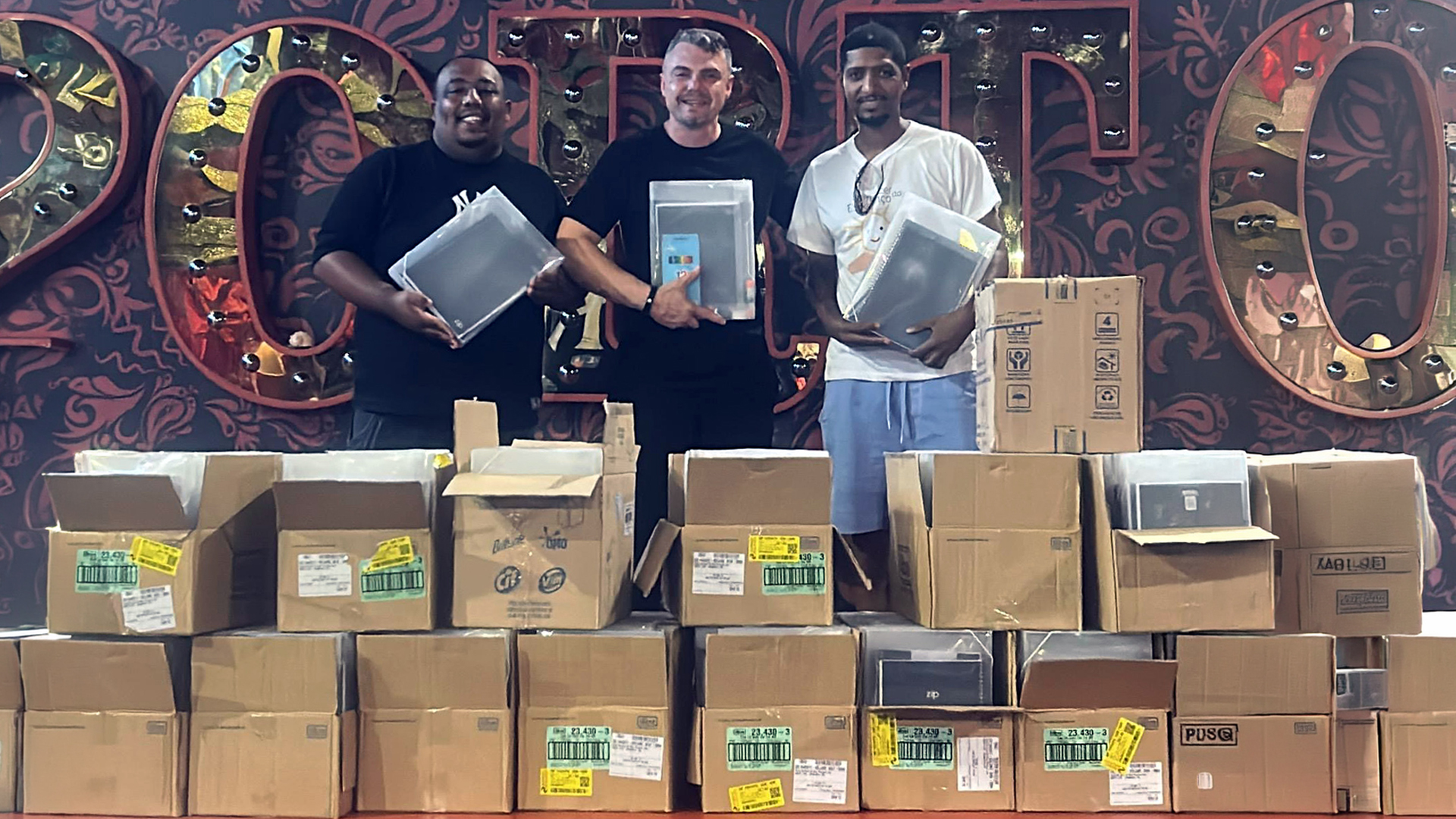 Cara de Mau promove Campanha Escolar e entrega 1,2 mil kits para crianças carentes