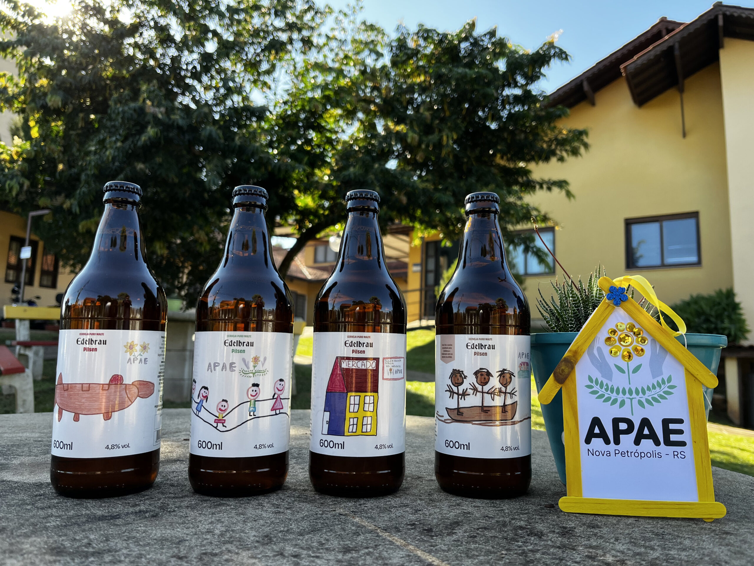 Edelbrau realiza passeio de Cisne Branco em Porto Alegre com alunos da APAE após ação que transformou sonhos em rótulos