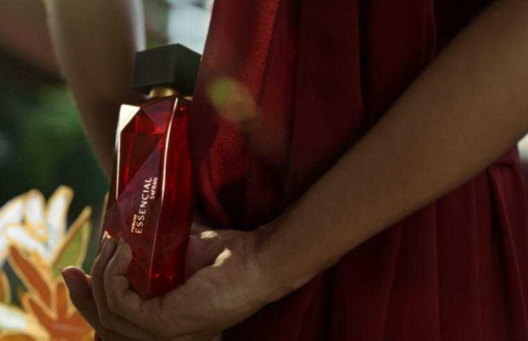Natura estreia campanha de Essencial Safran e celebra a essência dos encontros