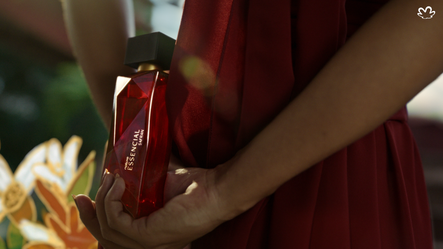 Natura estreia campanha de Essencial Safran e celebra a essência dos encontros