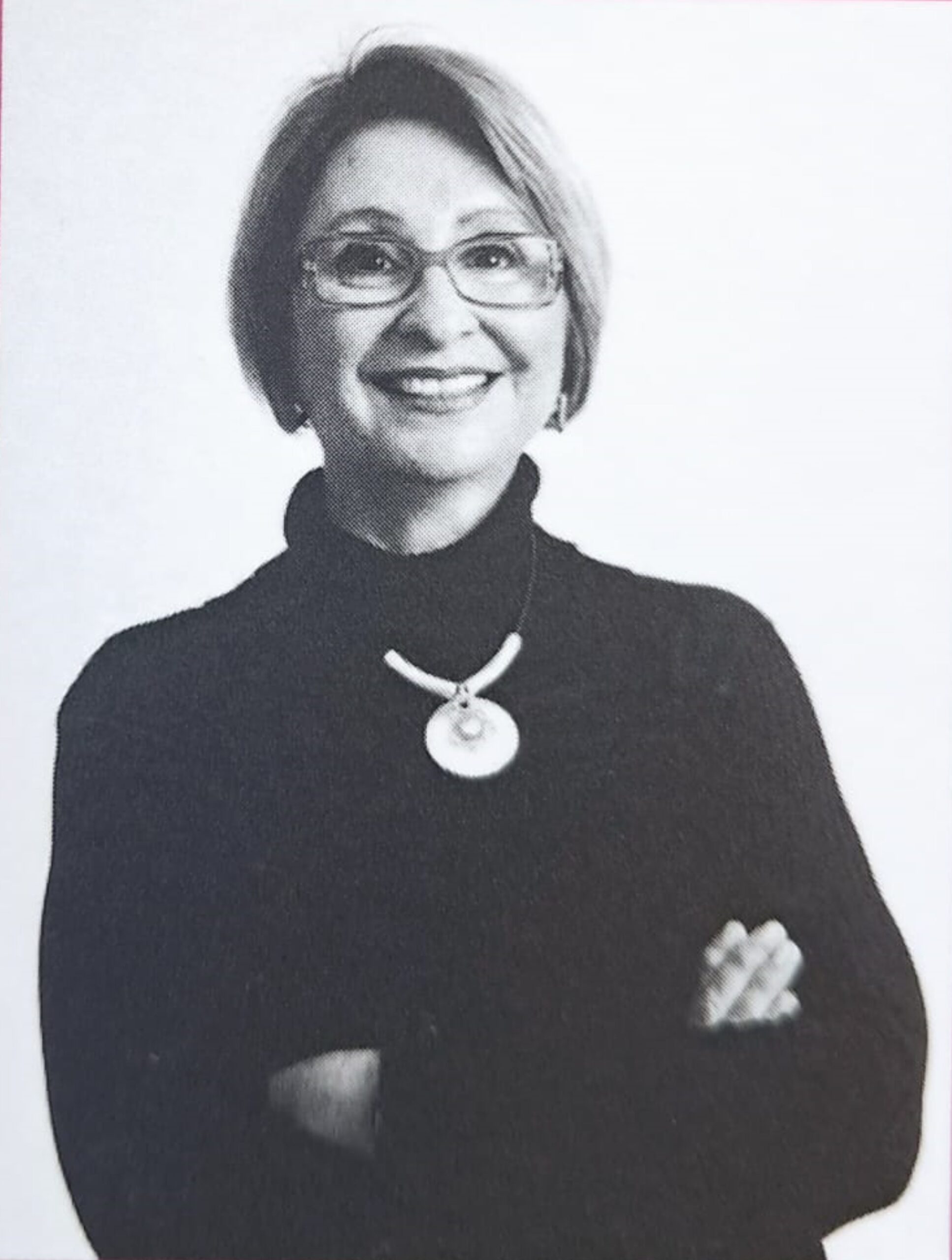 Poeta lança livro para “honrar poemas que insistiram em nascer”