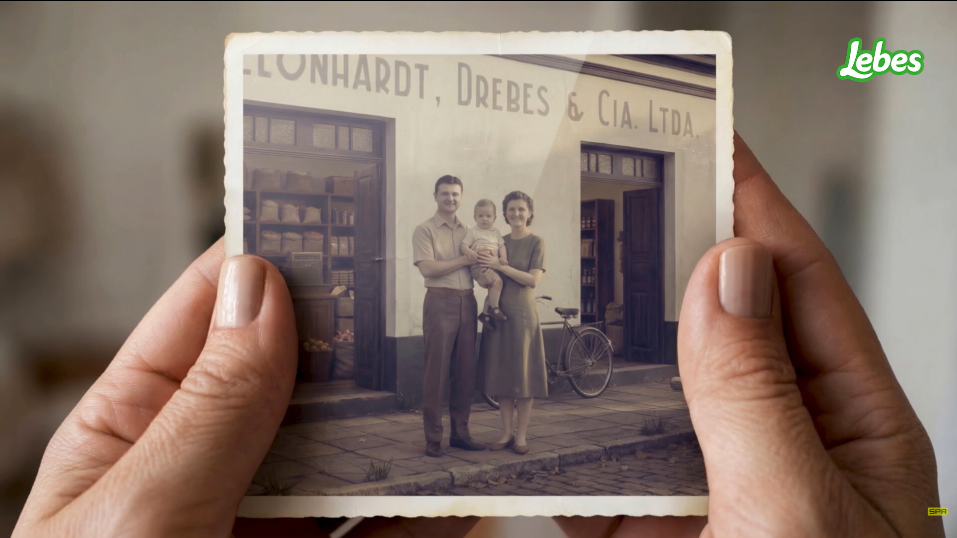 SPR cria para Lojas Lebes campanha de 70 anos que atravessa décadas com uso de atores reais e inteligência artificial