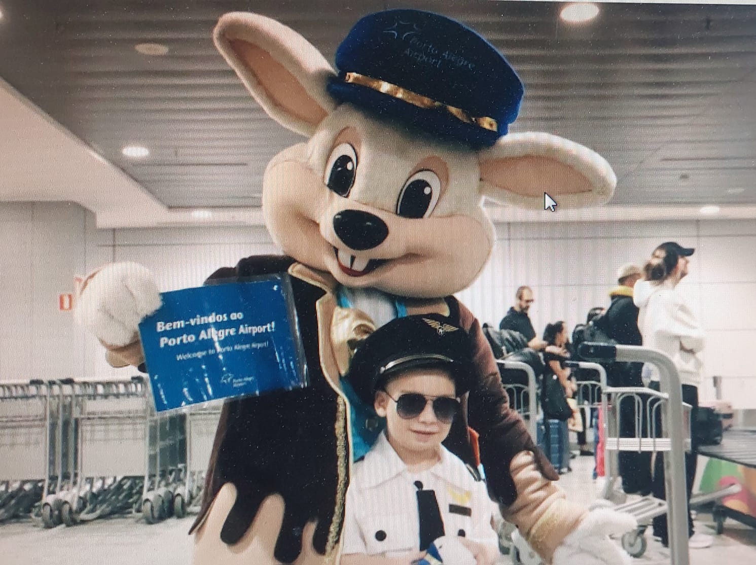 Clima de Páscoa: passageiros são recepcionados com presentes no Porto Alegre Airport