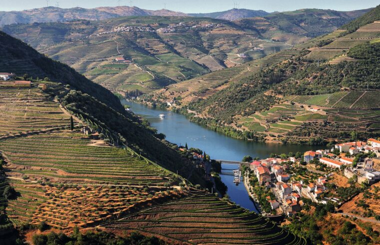 Rede Bourbon sorteia três viagens para o Alto Douro, em Portugal, no Dia dos Namorados