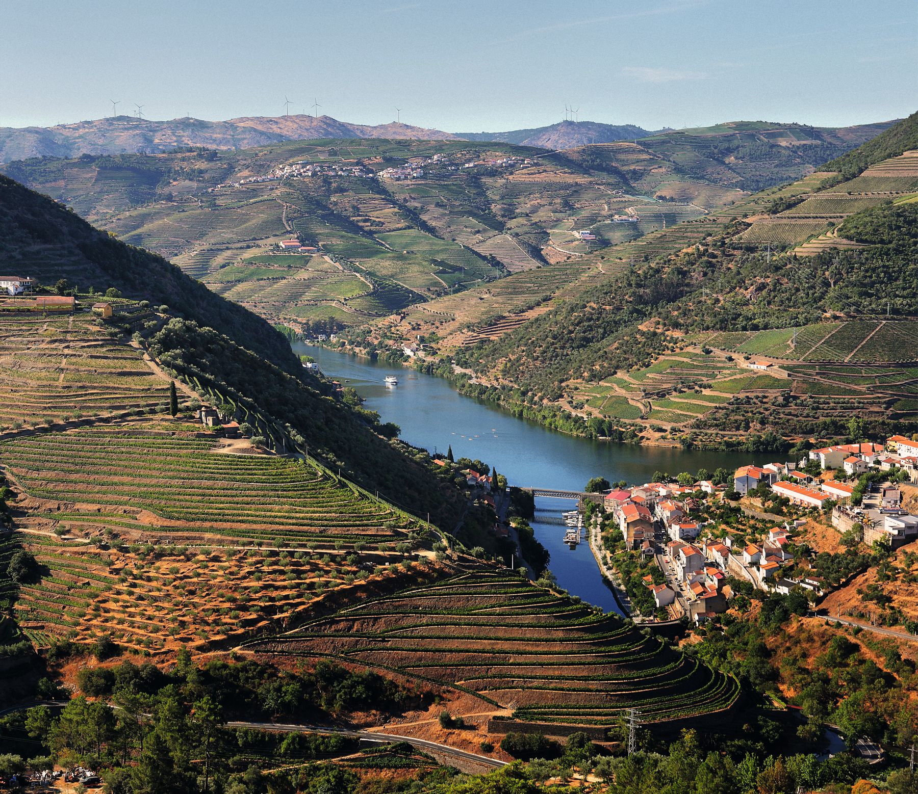 Rede Bourbon sorteia três viagens para o Alto Douro, em Portugal, no Dia dos Namorados