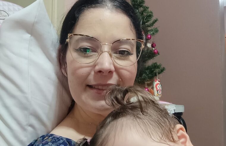 Moradora de Alvorada é premiada ao comprarroupas para a filha em campanha do Sindilojas POA