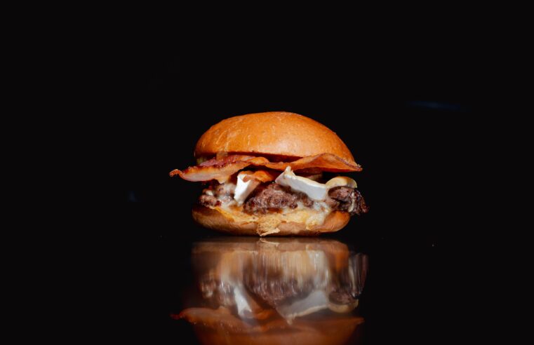 Le Grand Burger lança nova marca de smash burger em Porto Alegre