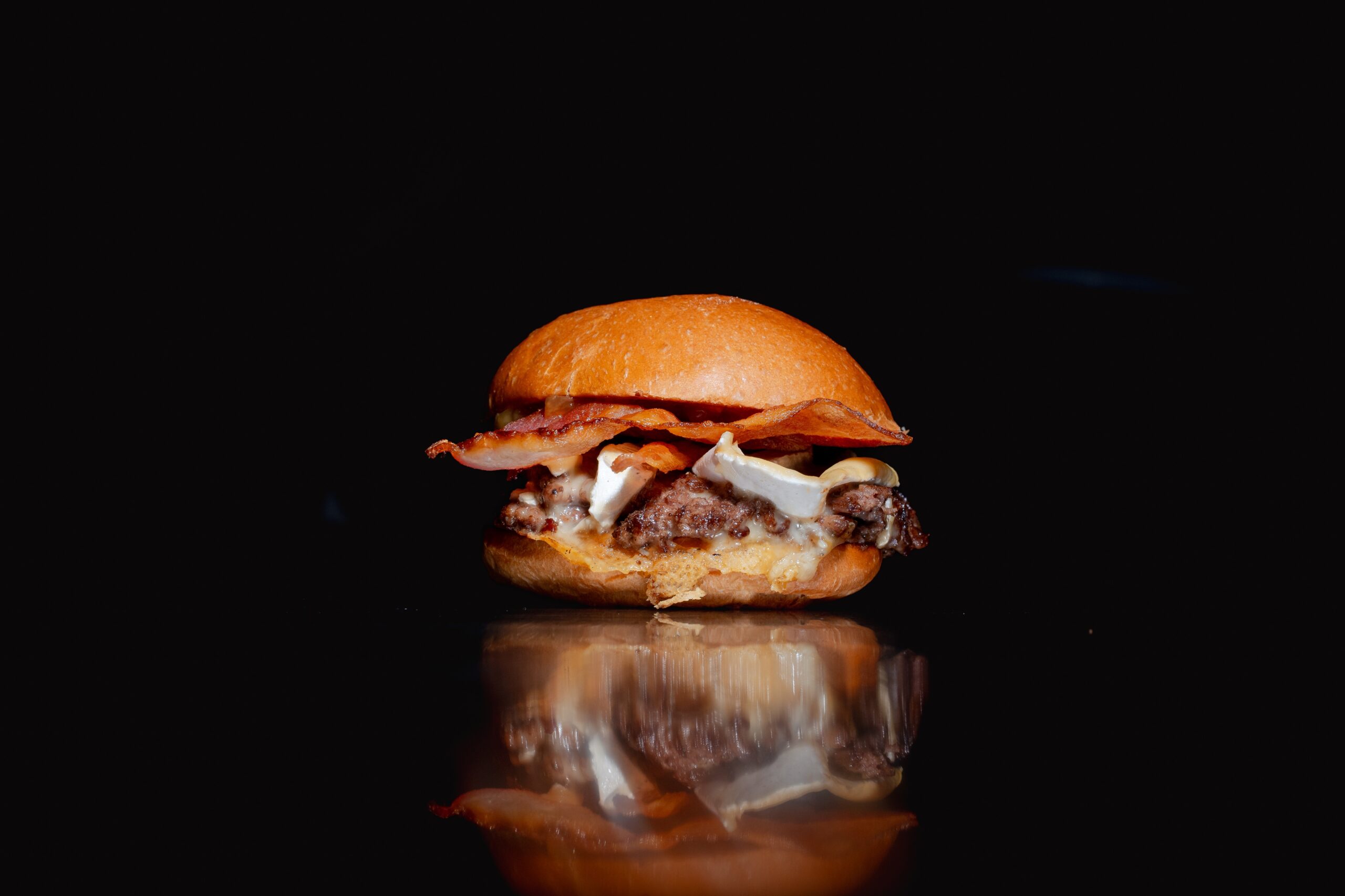 Le Grand Burger lança nova marca de smash burger em Porto Alegre
