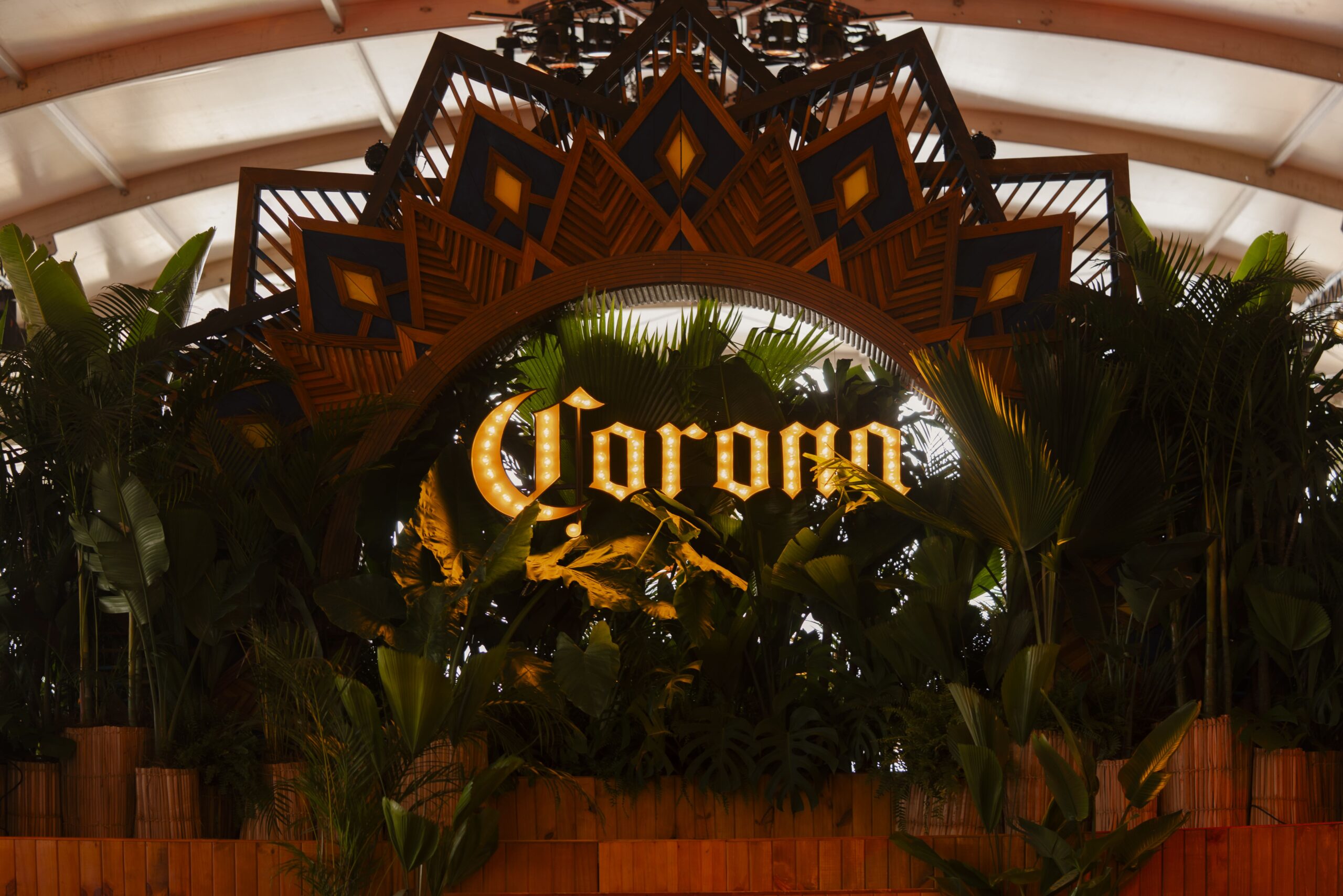 Guru fortalece protagonismo nacional com entrega de Corona em Todo Mundo no Rio e nova fase societária