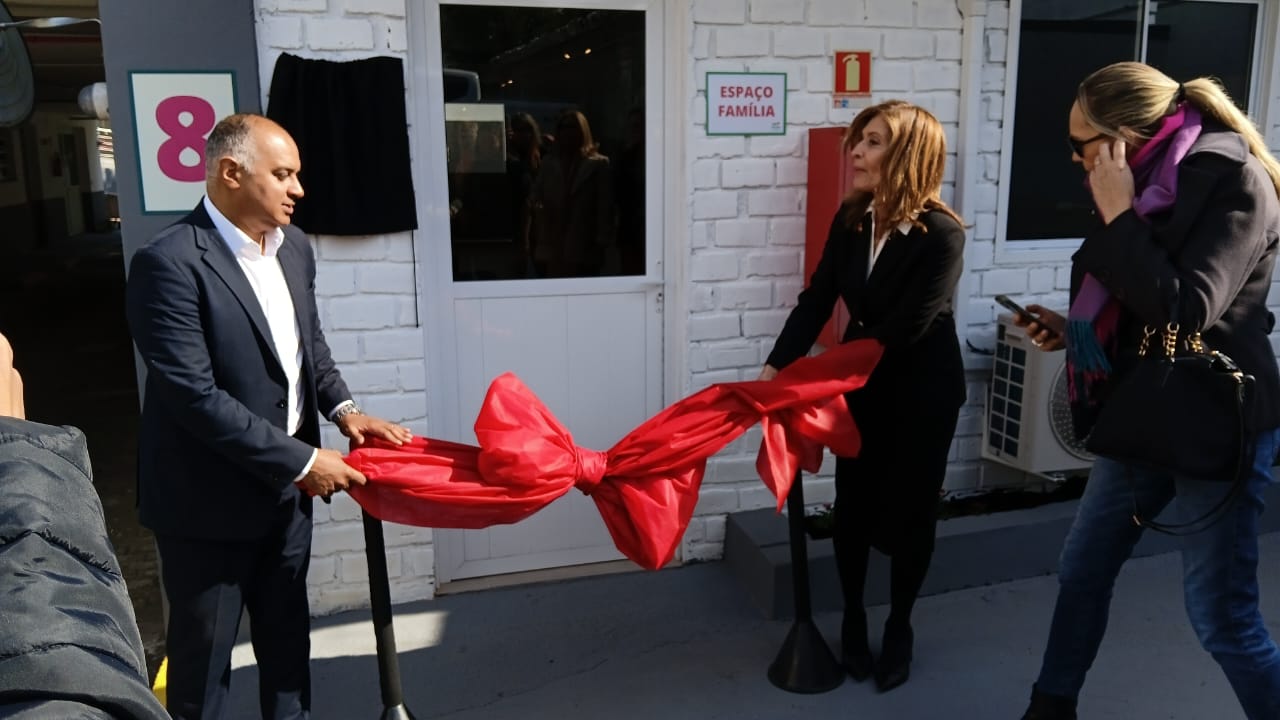 Kinder inaugura espaço voltado à permanência de mães atípicas e familiares