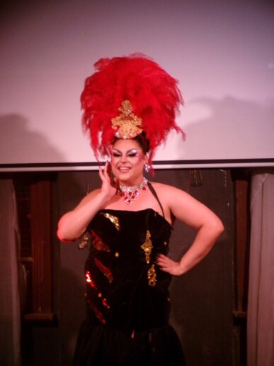 “Cabaret LaGorda” estreia no Estúdio Stravaganza e transforma trajetória de artista trans em espetáculo íntimo sobre memória, identidade e permanência