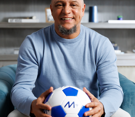 Banco Mercantil convoca ex-jogador Roberto Carlos para campanha nacional durante a Copa do Mundo