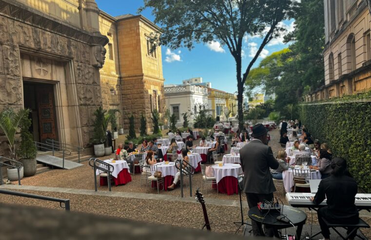 Projeto leva estudantes da rede municipal e turistas para conhecer a história dos principais prédios que compõem o coração político, cultural e religioso da Capital gaúcha
