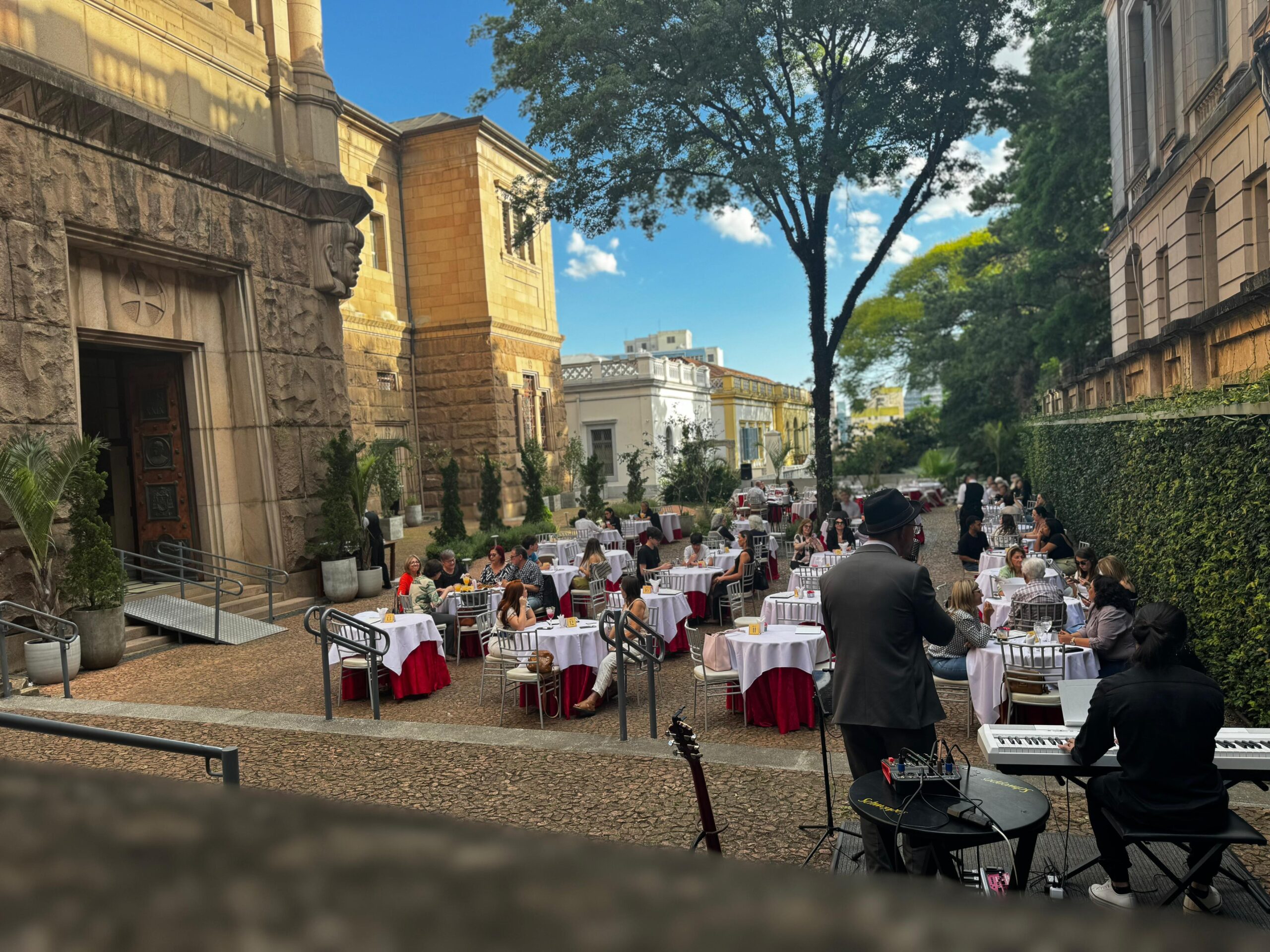 Projeto leva estudantes da rede municipal e turistas para conhecer a história dos principais prédios que compõem o coração político, cultural e religioso da Capital gaúcha