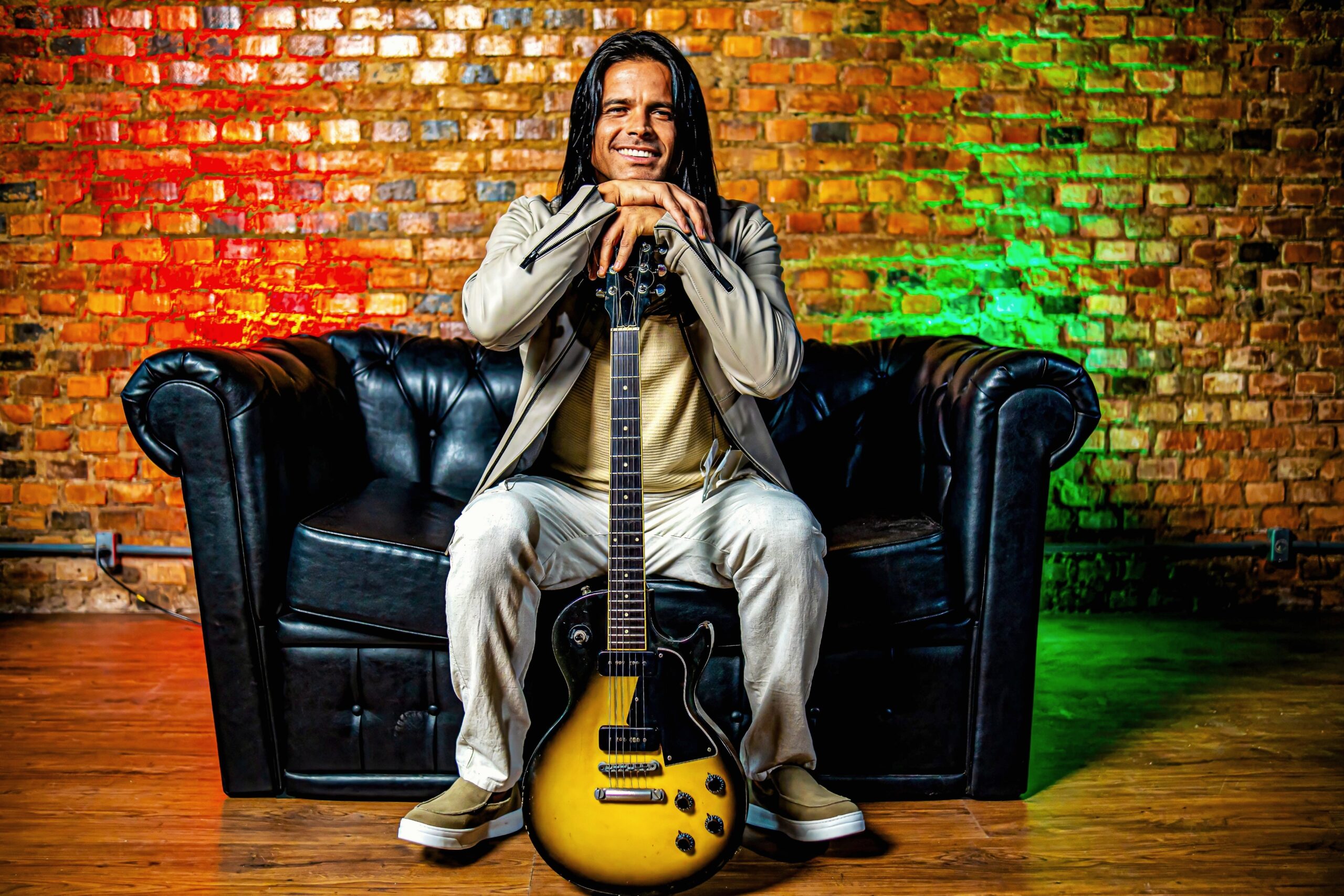 Rafa Machado, fundador da Chimarruts, faz show especial de Dia dos Namorados no Canoas Shopping