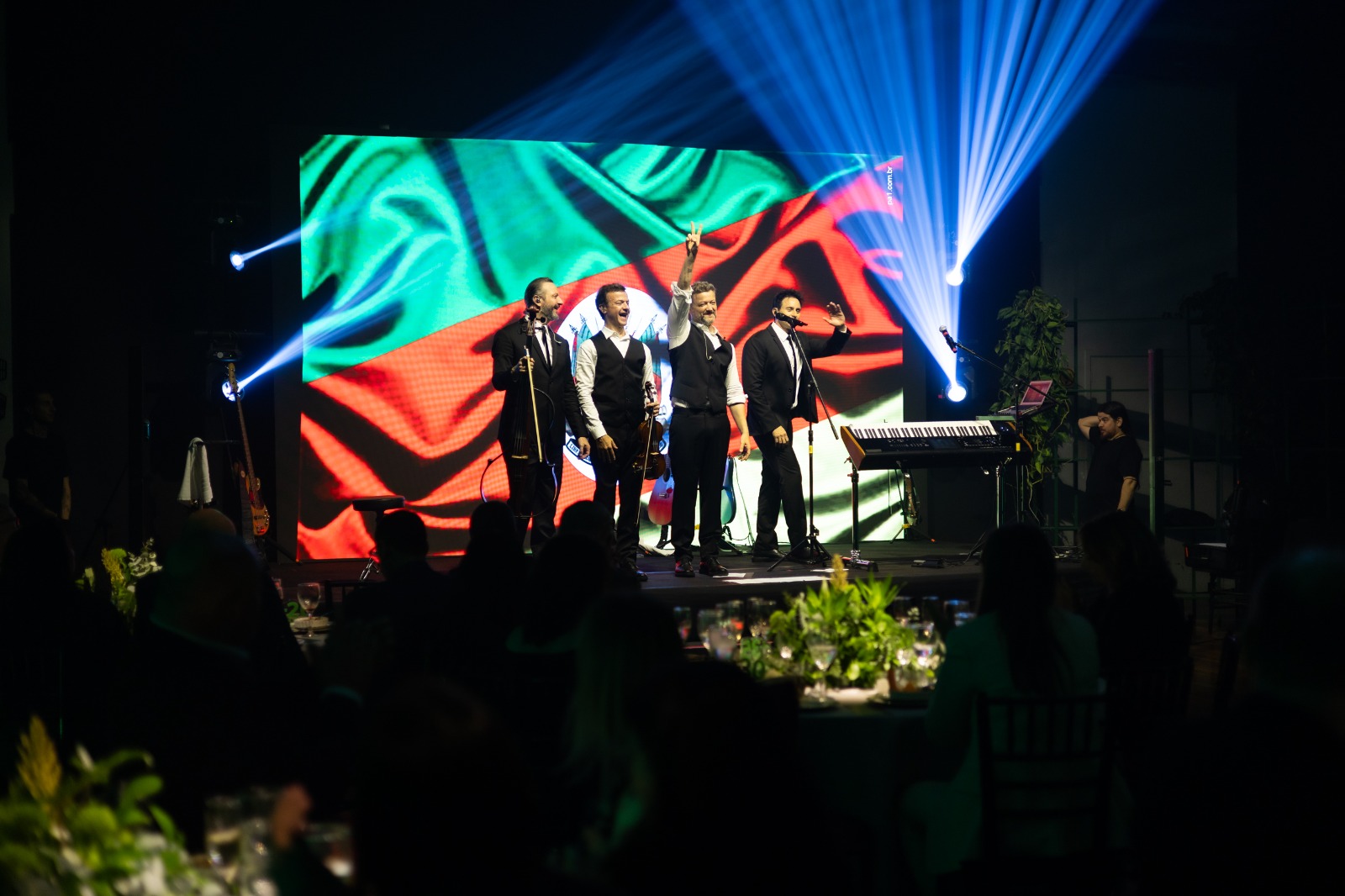 Grupo Lebes celebra 70 anos com homenagem a colaboradores e show da Família Lima