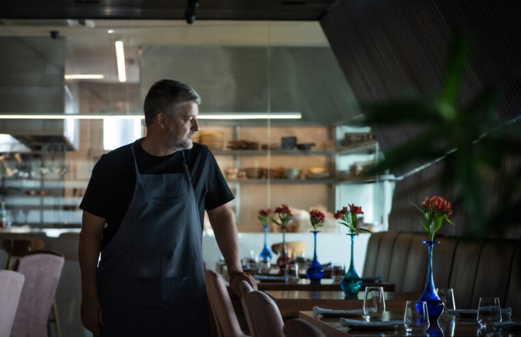 Após esgotar a Casa Hashi para o Dia dos Namorados, Carlos Kristensen abre últimas reservas no UM Bar & Cozinha