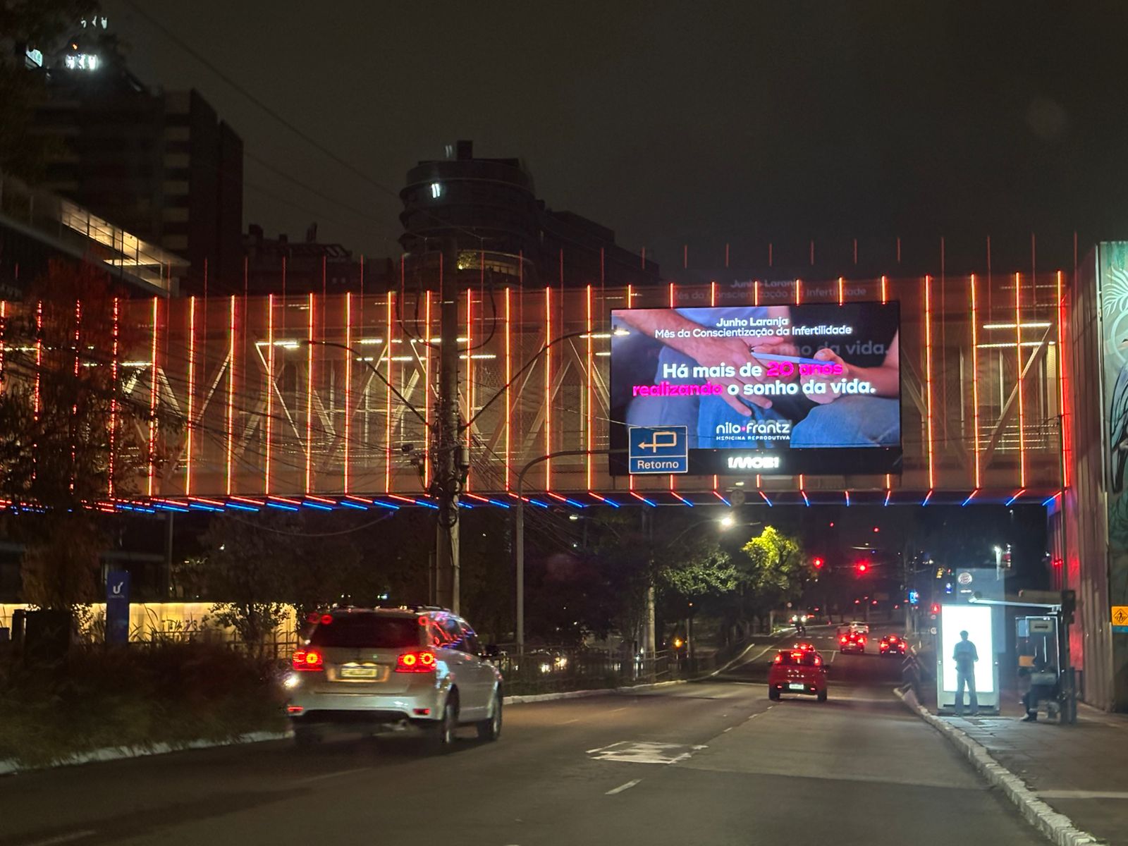 Grupo Nilo Frantz ilumina passarela da Unisinos em apoio ao Junho Laranja