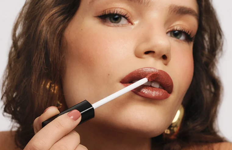 Avon destaca maquiagens em tons terrosos e fechados para o inverno