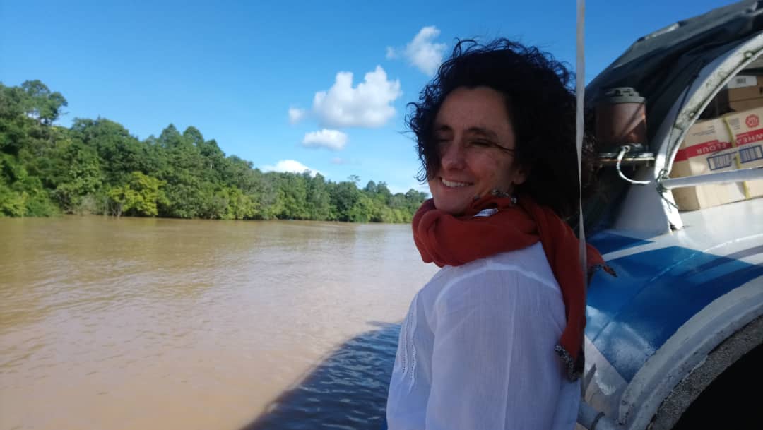 Jornalista gaúcha, Daniela Barrier, lança livro sobre suas vivências na Malásia