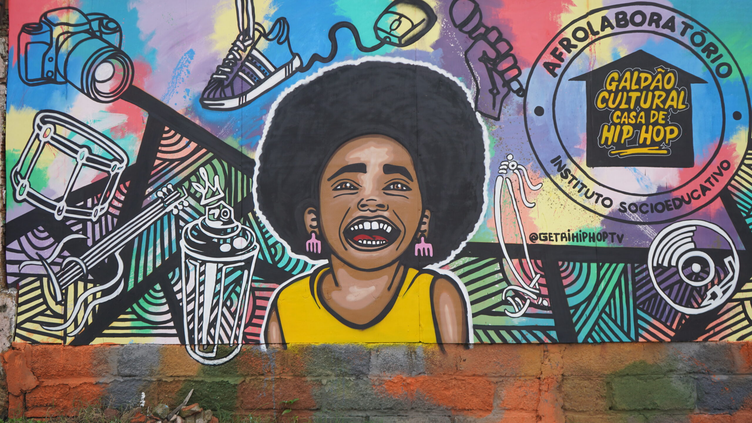 Afrolaboratório inaugura a Escola de Graffiti e Artes Visuais Tio Trampo no Morro da Cruz